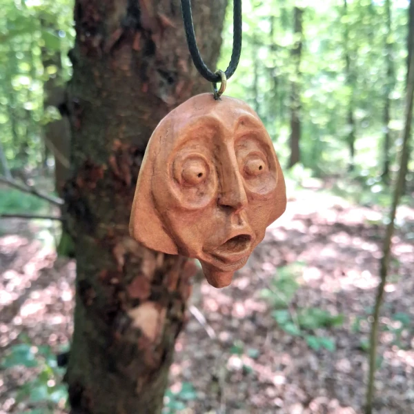 Zadziwienie - Ręcznie rzeźbiona drewniana zawieszka / Wonder - Hand-carved wooden pendant